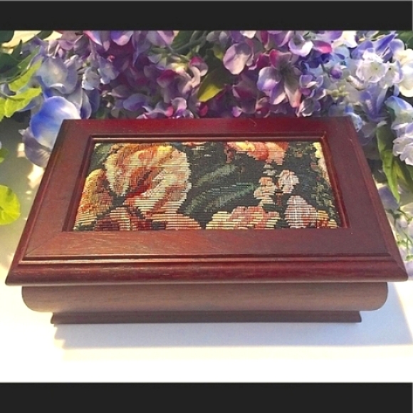 Other - 💜NWOB Vintage Style Tapestry Wood Jewelry Box💜